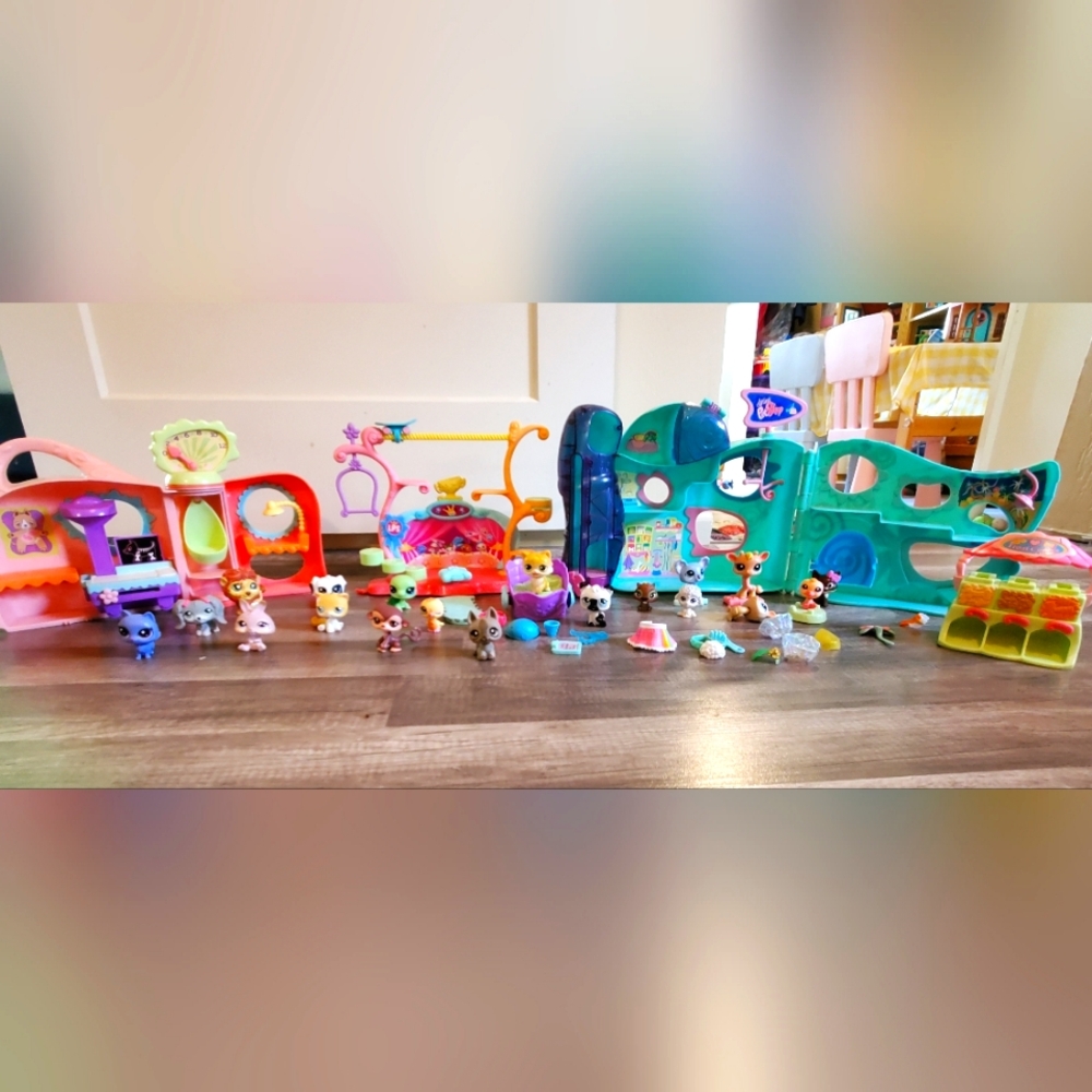 Littlest Pet Shop Lot!!! 25 pets 3 houses and accessories!